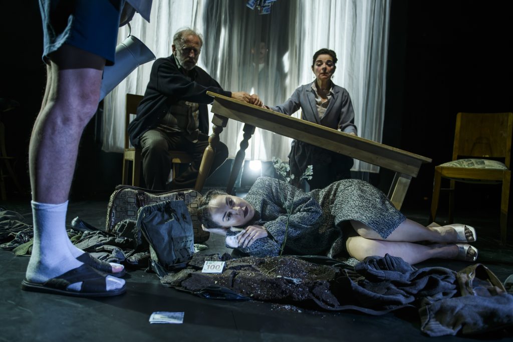 Η Λέξη Πρόοδος Στο Στόμα Της Μητέρας Μου Ηχούσε Πολύ Φάλτσα | Κριτική&nbsp;Θεάτρου