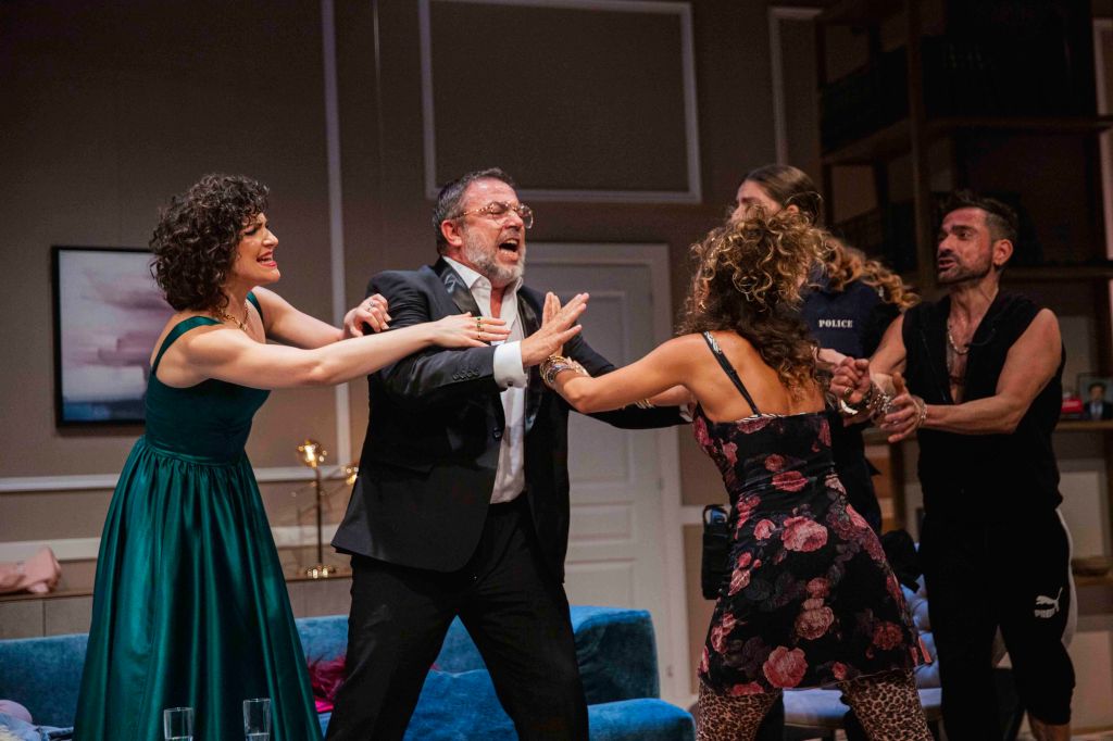 Κανόνια και Τρομπέτες | Κριτική&nbsp;Θεάτρου