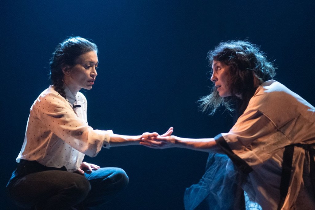 Νέο φωτογραφικό υλικό από την παράσταση «ABSƎΝΤ: Από την αρχή ως το&nbsp;τέλος»