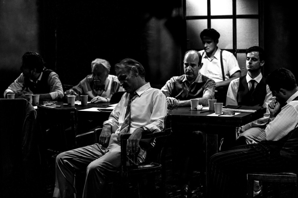 «Οι 12 Ένορκοι» του Reginald Rose, σε σκηνοθεσία Κωνσταντίνας Νικολαΐδη στο Θέατρο Αλκμήνη