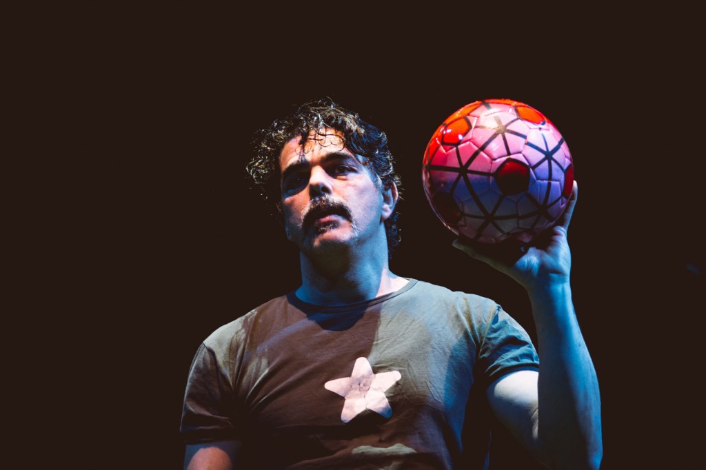 «FOOTBALL» του Θανάση Τριαρίδη, σε σκηνοθεσία Τριαντάφυλλου Δελή στο Θέατρο&nbsp;Olvio