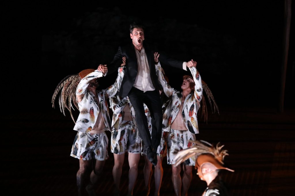 Οι «Όρνιθες» του Αρισταφάνη, σε διασκευή Έλενας Τριανταφυλλοπούλου και Άρη Μπινιάρη και σκηνοθεσία του τελευταίου, επιστρέφουν για λίγες παραστάσεις αυτό το&nbsp;καλοκαίρι