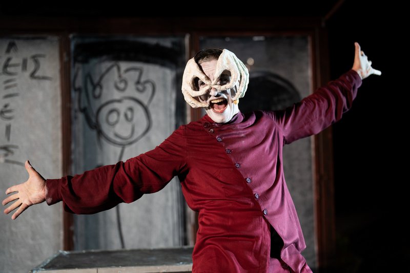 «Μόνος με τον Άμλετ», σε σκηνοθεσία και διασκευή του Μανώλη Δούνια και του Αιμίλιου Χειλάκη, ξεκινά περιοδεία σε επιλεγμένα ανοιχτά θέατρα ανά την Ελλάδα