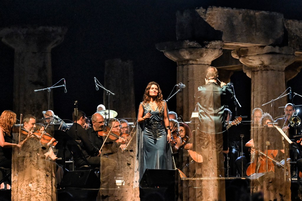 «Ο αιώνας του Μίκη Θεοδωράκη» με τη Μπέττυ Χαρλαύτη και συμφωνική ορχήστρα ταξιδεύει σύντομα στην&nbsp;Κίνα