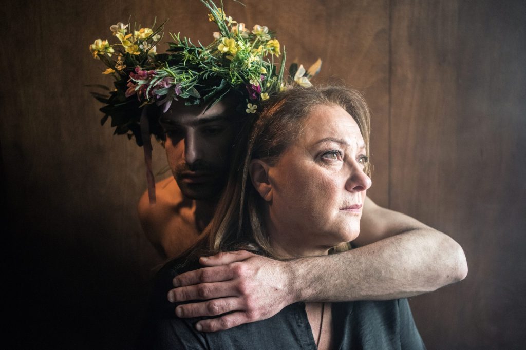 «Δεξιά της κοίτης-Συνεδρία πολέμου» – Δύο μονόλογοι εμπνευσμένοι από το Αρχαίο Δράμα κάνουν πρεμιέρα απόψε στο Μικρό Θέατρο Αρχαίας&nbsp;Επιδαύρου