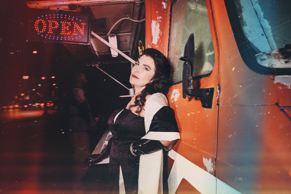 Η παράσταση «Ελένη, η δίκη μιας πόρνης» του Μιγκέλ Ντελ Άρκο, σε σκηνοθεσία Χρήστου Σουγάρη, ξεκινάει απόψε την περιοδεία της σε επιλεγμένους σταθμούς, σε όλη τη&nbsp;χώρα