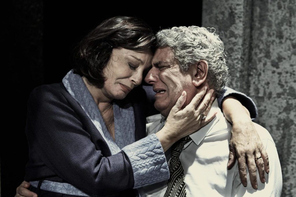 Η παράσταση «Ο Θάνατος του Εμποράκου» του Άρθουρ Μίλερ, σε σκηνοθεσία Γιώργου Νανούρη, ταξιδεύει σε όλη την&nbsp;Ελλάδα