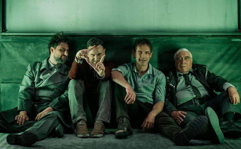 «Ο Πουπουλένιος» για 2η χρονιά στο Σύγχρονο Θέατρο με τον Δημήτρη Πιατά να συμπληρώνει τον δυναμικό θίασο των Α. Αγγέλου, Ν. Πουρσανίδη, Γ.&nbsp;Σκαφίδα