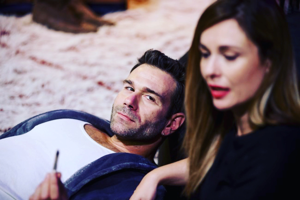 «Θέλω να σου κρατάω το χέρι» – Μια βαθιά ενδοσκοπική παράσταση πάνω στις ανθρώπινες σχέσεις επιστρέφει, για 5η και τελευταία χρονιά, στο Θέατρο&nbsp;Άλφα