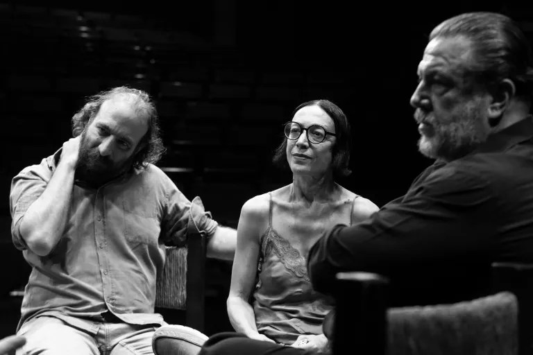 Όρμώμενοι από την Έντα Γκάμπλερ του Χένρικ Ίψεν, οι Γιώργος Παλούμπης και Αντώνης Τσιοτσιόπουλος επιχειρούν τη συγγραφή μιας νέας ιστορίας για την&nbsp;«Έντα»