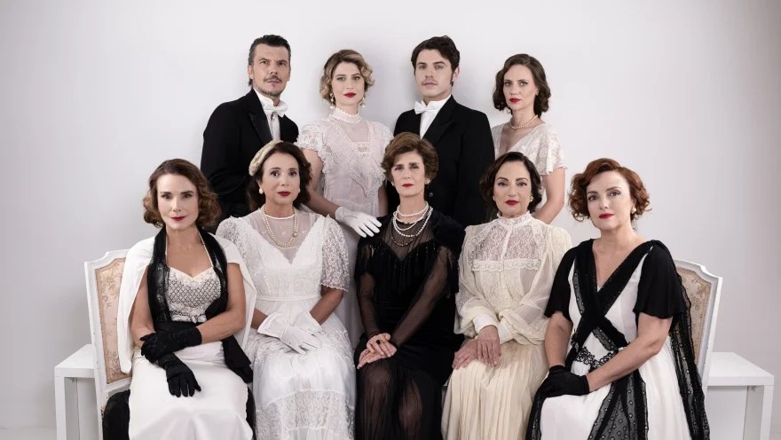 Το Θέατρο Παλλάς παρουσιάζει για τη θεατρική σεζόν 2025-2026, την παράσταση «Αλεξάνδρεια», σε σύλληψη ιδέας και σκηνοθεσία Φωκά&nbsp;Ευαγγελινού