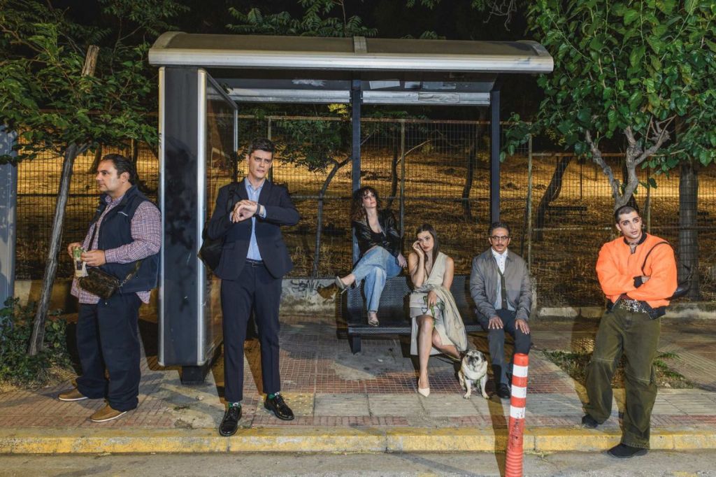 «Απόψε κανείς δεν πεθαίνει» των Κωνσταντίνου Μαυρόπουλου και Βίβιαν Στεργίου, σε σκηνοθεσία Αικατερίνης Παπαγεωργίου, στο Θέατρο&nbsp;Μπέλλος