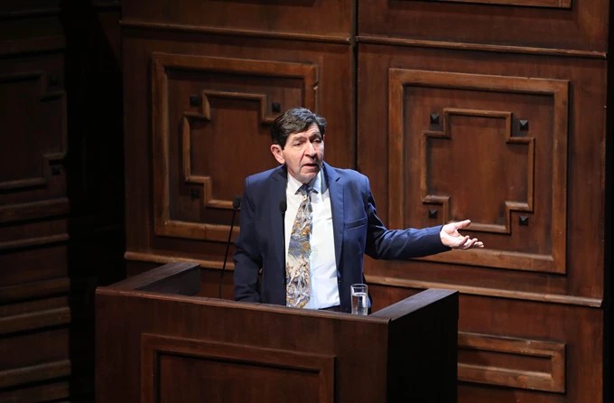 «Εκτός Ύλης reloaded» – Το πολυδύναμο έργο του Κώστα Λεϊμονή, με την χειμαρρώδη ερμηνεία του Γεράσιμου Σκιαδαρέση, επιστρέφει στο θέατρο ΑΥΛΑΙΑ για οχτώ μόνο παραστάσεις