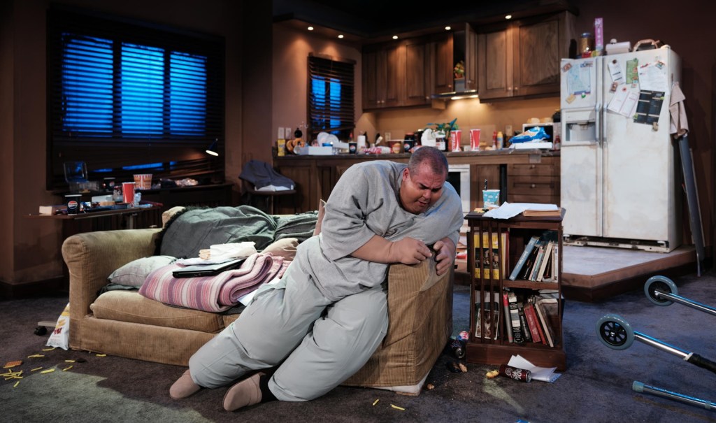 Mετά την τεράστια καλλιτεχνική και εμπορική επιτυχία της, «Η Φάλαινα» (The Whale) του Σάμιουελ Ντι Χάντερ, σε σκηνοθεσία Πυγμαλίωνα Δαδακαρίδη, συνέχιζεται για δεύτερη συνεχόμενη θεατρική χρονιά, στο Θέατρο Νέος Ακάδημος