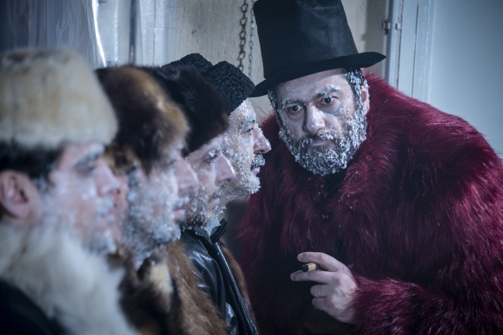 Οι «Νεκρές Ψυχές» του Νικολάι Γκόγκολ, σε διασκευή και σκηνοθεσία της Σοφίας Καραγιάννη, συνεχίζονται για 2η χρονιά στο Θέατρο&nbsp;Θησείον