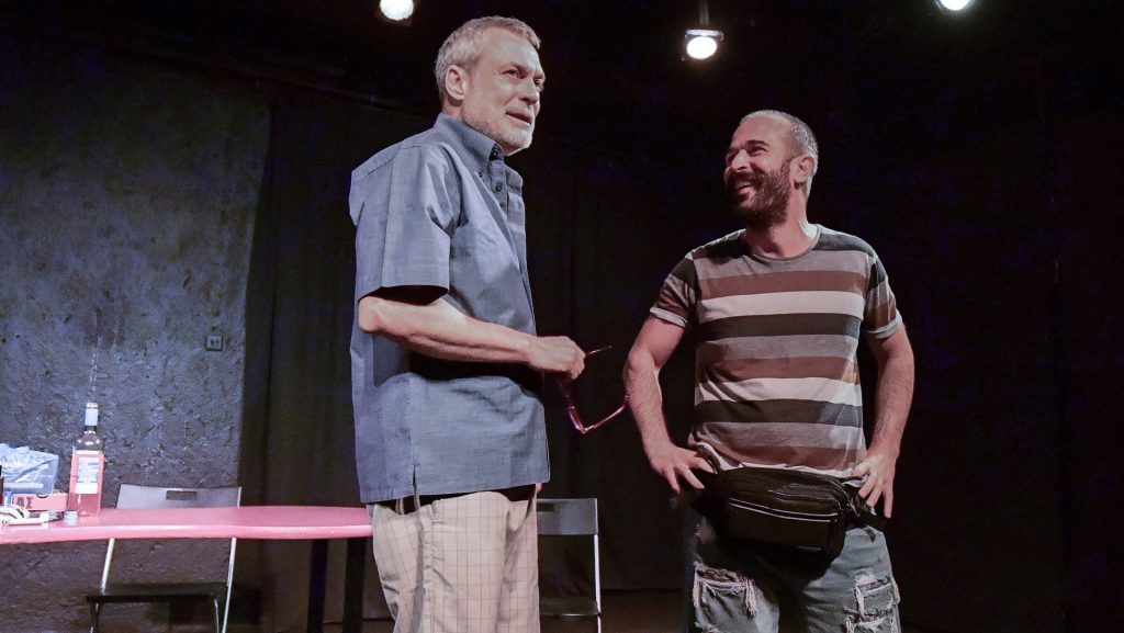 «Οι Λέξεις των Άλλων» του Μάνου Θηραίου, σε σκηνοθεσία του Θοδωρή Βουρνά, συνεχίζεται για 2η χρονιά στο Θέατρο Άβατον