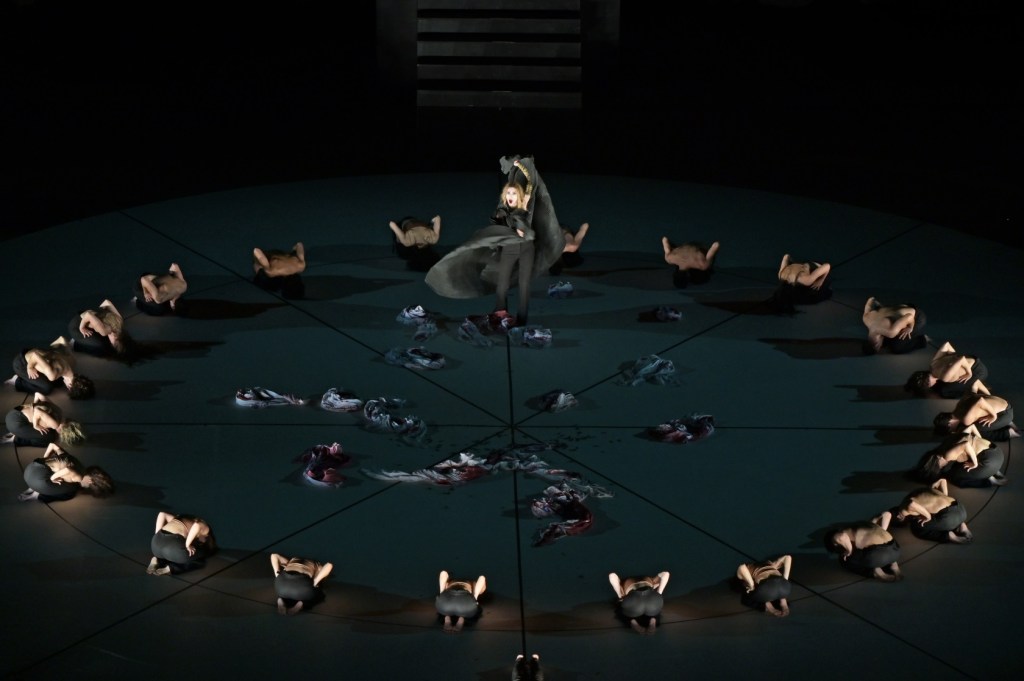 Μετά τη θριαμβευτική της πορεία σε ξεχωριστούς σταθμούς, η «Ορέστεια» του Αισχύλου επιστρέφει στις 22 & 23 Αυγούστου στο Αρχαίο Θέατρο Επιδαύρου, ολοκληρώνοντας τον φετινό επιδαύριο κύκλο του&nbsp;Φεστιβάλ