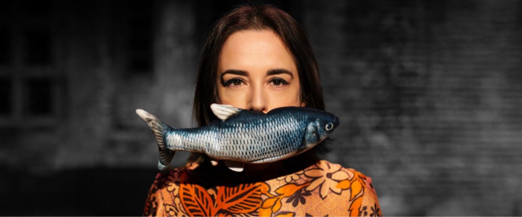 H devised theatre performance «Δαγκώνει;», σε σύλληψη και σκηνοθεσία της Όλγας Ποζέλη, ανεβαίνει στο Θέατρο του Νέου&nbsp;Κόσμου