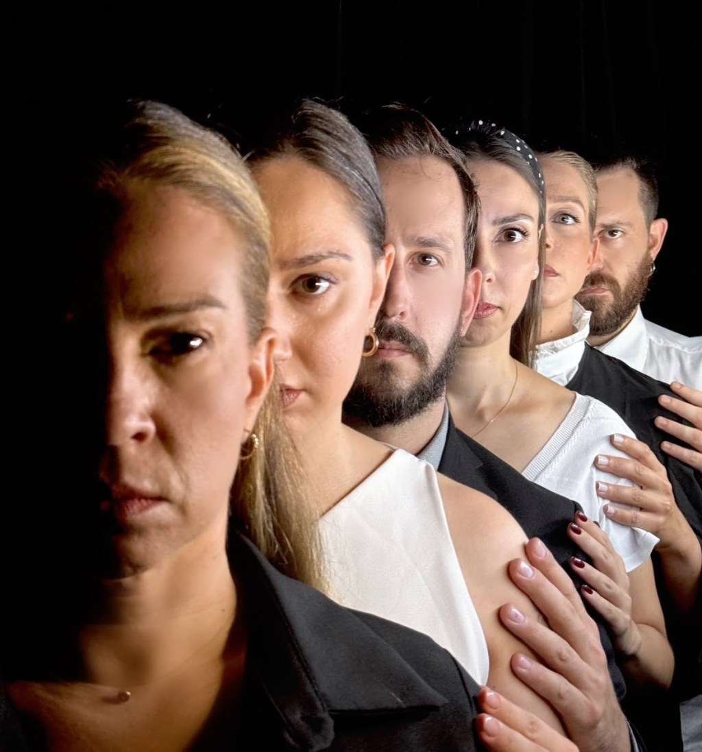 «Η Ομολογία της 4ης Ιανουαρίου», σε κείμενο και σκηνοθεσία Αγνής Χιώτη και Χάρη Χιώτη, ανεβαίνει στο Θέατρο Μικρό Γκλόρια