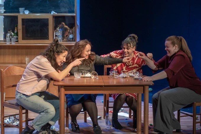 Η Γεωργία Μαυραγάνη σκηνοθετεί τη σπαρταριστή κωμωδία «Με δύναμη από την Κηφισιά» των Δημήτρη Κεχαΐδη και Ελένης Χαβιαρά στο Θέατρο&nbsp;Σταθμός