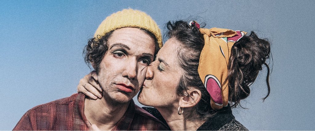 «Οι Καρέκλες» του Ευγένιου Ιονέσκο, σε σκηνοθεσία Πάνου Παπαδόπουλου και Μαρίας Διακοπαναγιώτου, έρχονται μετά τα Χριστούγεννα στο Θέατρο του Νέου&nbsp;Κόσμου