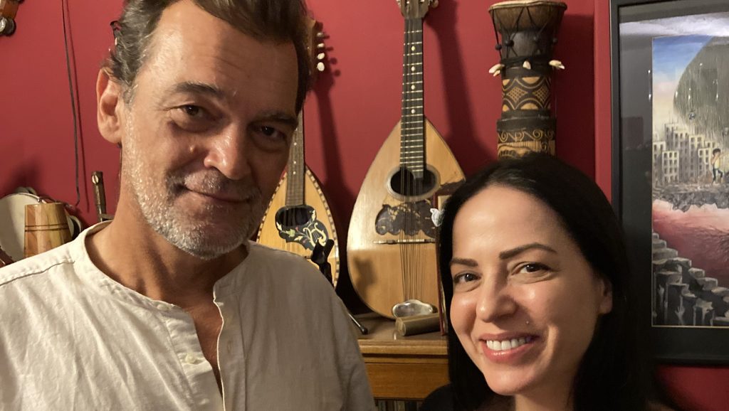 Η παράσταση «Check in για 2», σε κείμενο Μάκη Τσούφη και σκηνοθεσία Κωσταντίνου Καζάκου, σε χειμερινή περιοδεία για τη σεζόν&nbsp;2025-2026