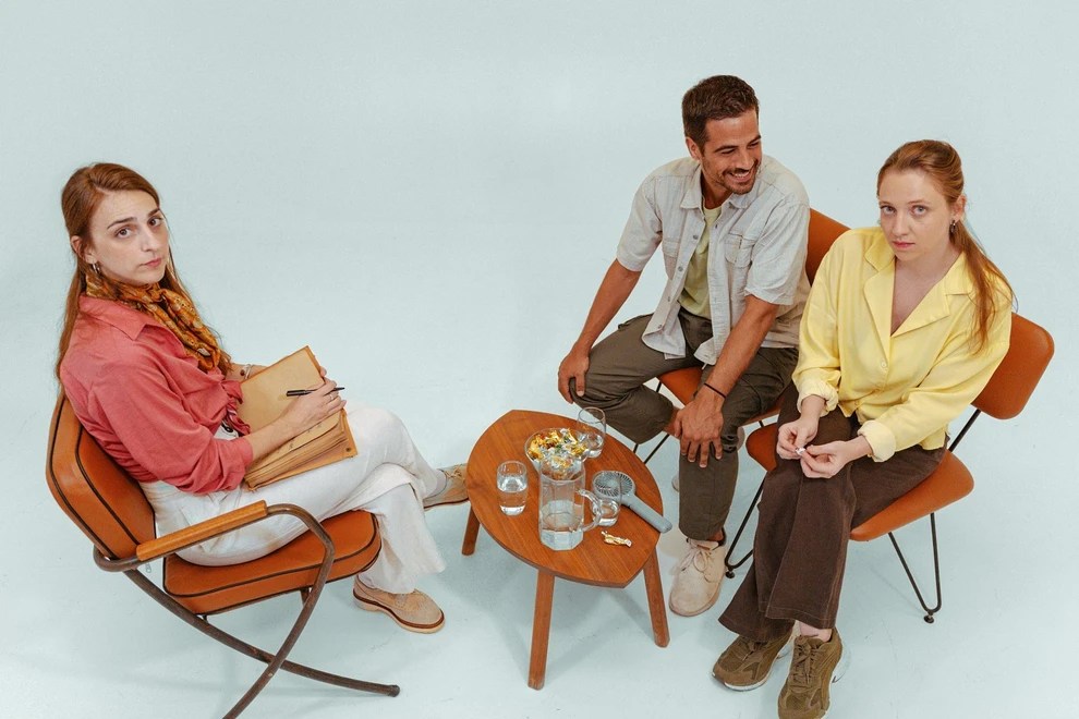 Το «NEVERMIND» του Roger Ennals, σε σκηνοθεσία Τζέσικας Κουρτέση, στο Θέατρο&nbsp;NOUS