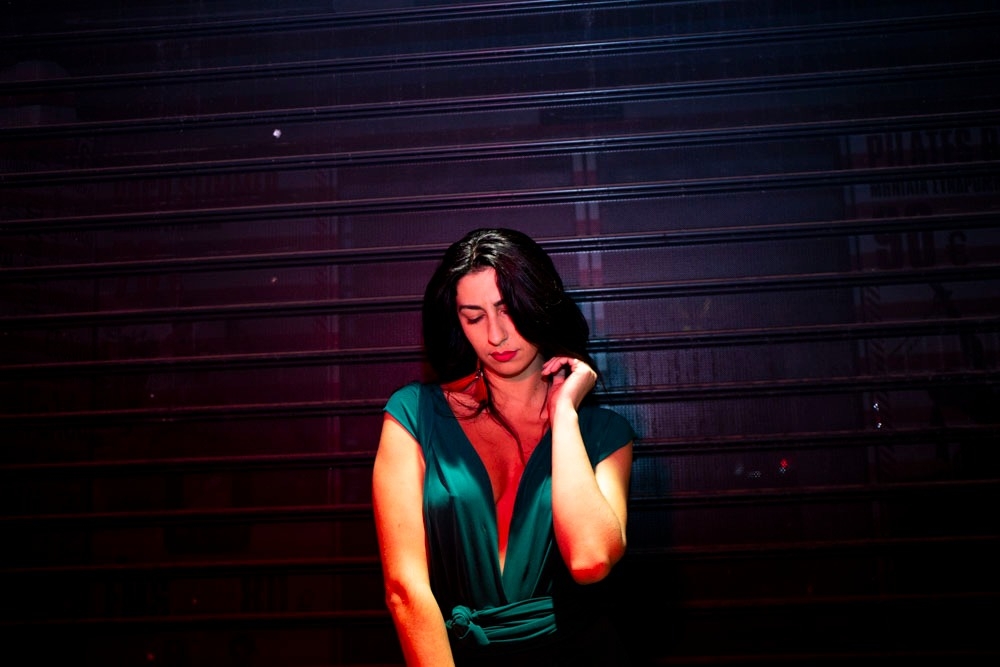 Ζωή σαν Χώρα: Το νέο κομμάτι της Χαραλαμπίας Πνευματικού σε μουσική Δημήτρη Μπάκουλη