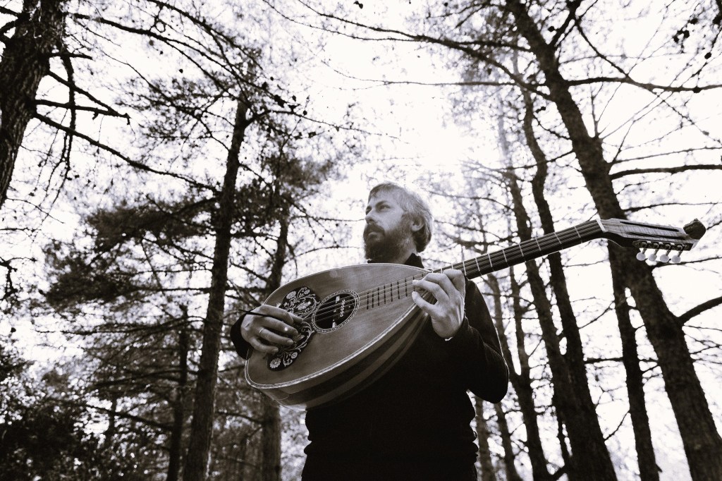 Ο Γιώργης Μανωλάκης ανεβαίνει στη σκηνή του THEATRE OF THE NO για μια μοναδική βραδιά όπου η παραδοσιακή κρητική μουσική συναντά τον αυτοσχεδιασμό και τις σύγχρονες μουσικές&nbsp;εξερευνήσεις