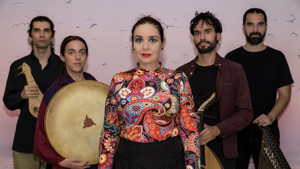 «Γιατί Πουλί μ’ Δεν Κελαηδείς»: H Φένια Παπαδοδήμα παρουσιάζει ένα μουσικό ταξίδι στις παραδόσεις της Μεσογείου και της Ανατολής στο Μέγαρο Μουσικής Αθηνών
