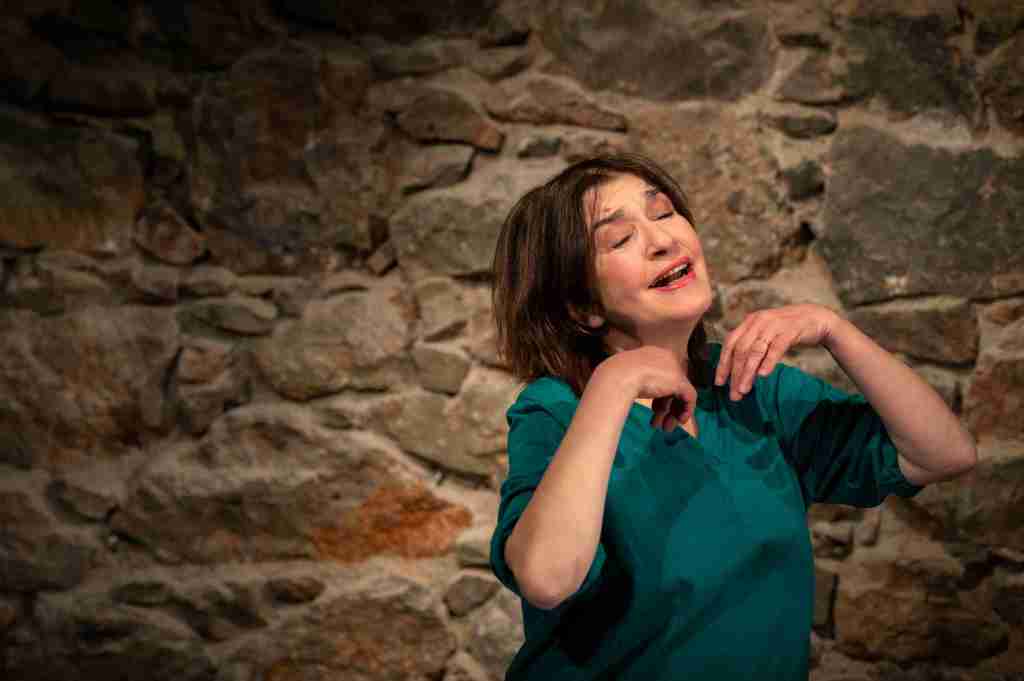 «Η Αφηγήτρια Ταινιών» του Hernán Rivera Letelier, σε σκηνοθεσία Μάγιας Πολιτάκη, στο Θέατρο&nbsp;Calderone