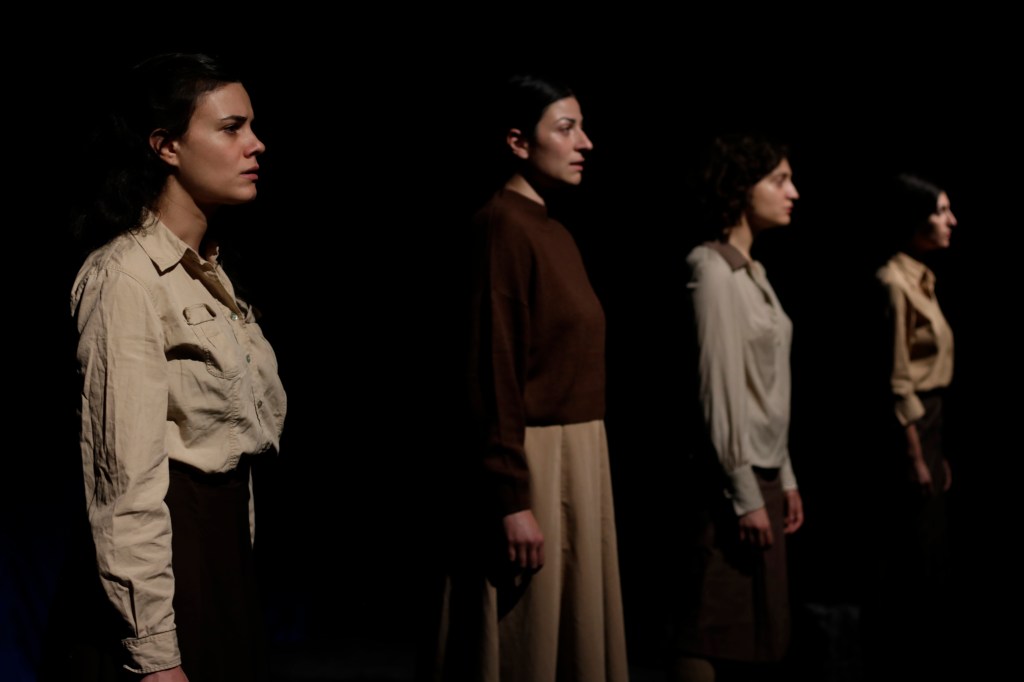 Νέες φωτογραφίες από την παράσταση «Μακρόνησος/Τρωάδες» σε κείμενο και σκηνοθεσία Ανδρέα Ζαφείρη