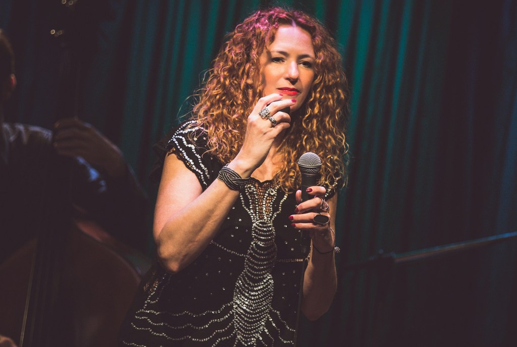 Η Μιράντα Βερούλη, η καταξιωμένη ερμηνεύτρια της βραζιλιάνικης μουσικής στην Ελλάδα, επιστρέφει στη σκηνή του Theatre of the NO το Σάββατο 4 Οκτωβρίου