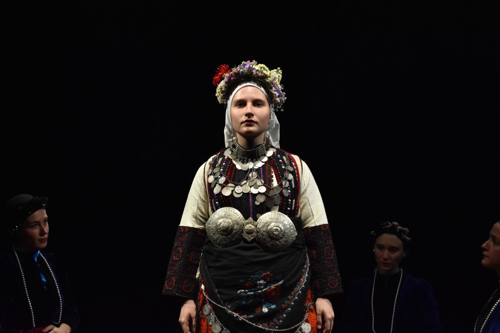 «ΑΠΟΚΕΝΤΡΟΥΣΑ» των Estera Momes στο Θέατρο&nbsp;Καλλιρρόης