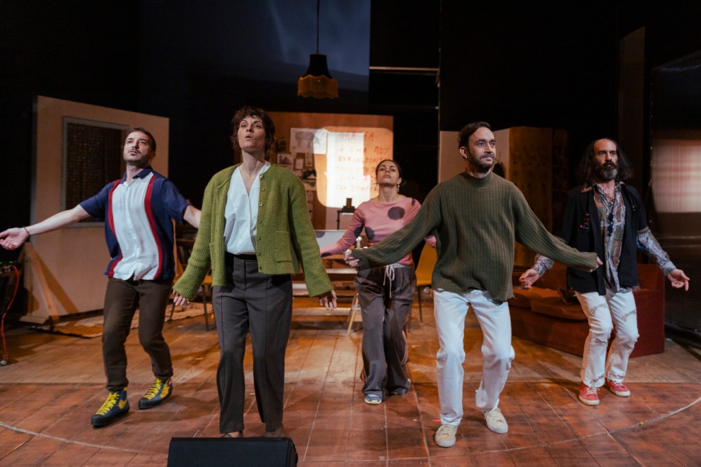 «Η συναρπαστική εξέγερση του Χούλιο Τόγκα» του Suyako, σε σκηνοθεσία Βασίλη Μαγουλιώτη, στο Θέατρο&nbsp;Προσκήνιο