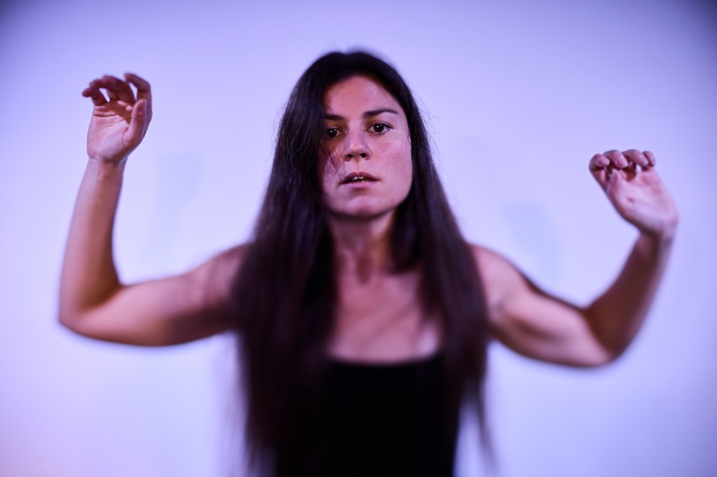 «Αγωνία ιερή | Upward panic», σε σύλληψη Ελένης Νιωτάκη και σκηνοθεσία Κωνσταντίνου Αβράμη στο Θέατρο ΕΛΕΡ, για 8 μόνο&nbsp;παραστάσεις