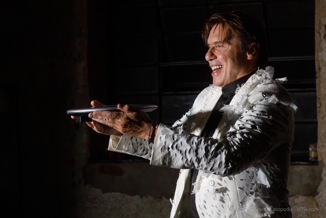 «Βροχά τα Βέλη» του Μηνά Βιντιάδη, σε σκηνοθεσία του Στράτου Τζώρτζογλου και της Μαρίας Τσαρούχα, στο Θέατρο Artbox Fargani 