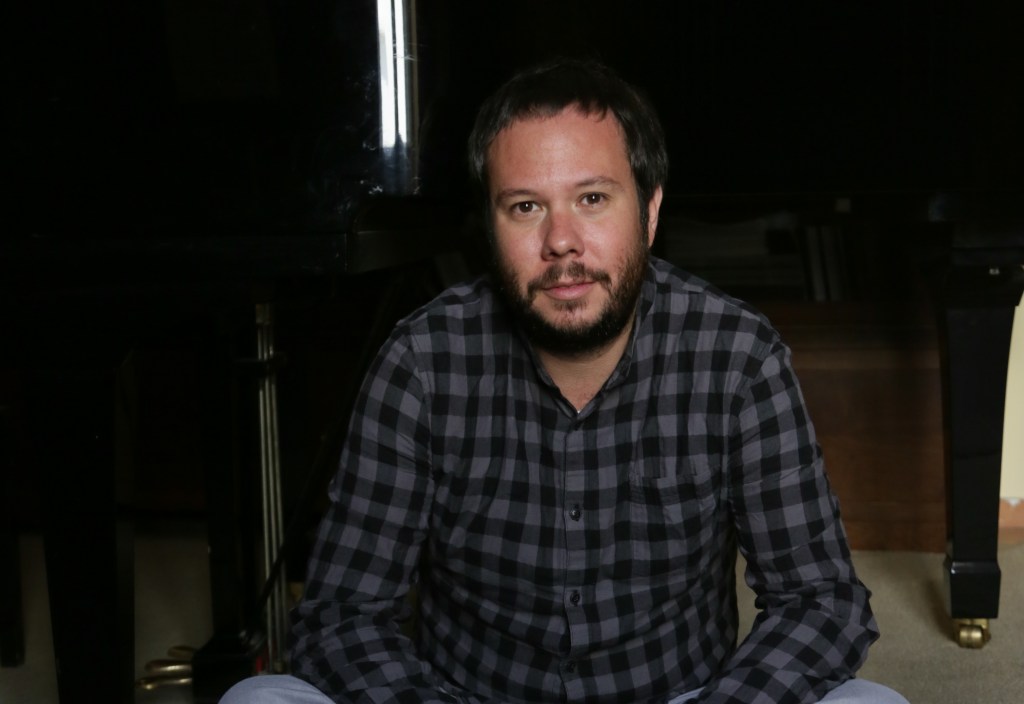 Ο καταξιωμένος πιανίστας και συνθέτης Σπύρος Μάνεσης θα εμφανιστεί στη σκηνή του Theatre of the NO για μία μοναδική συναυλία με το Spyros Manesis Trio, την Κυριακή 25 Ιανουαρίου στις&nbsp;21.00