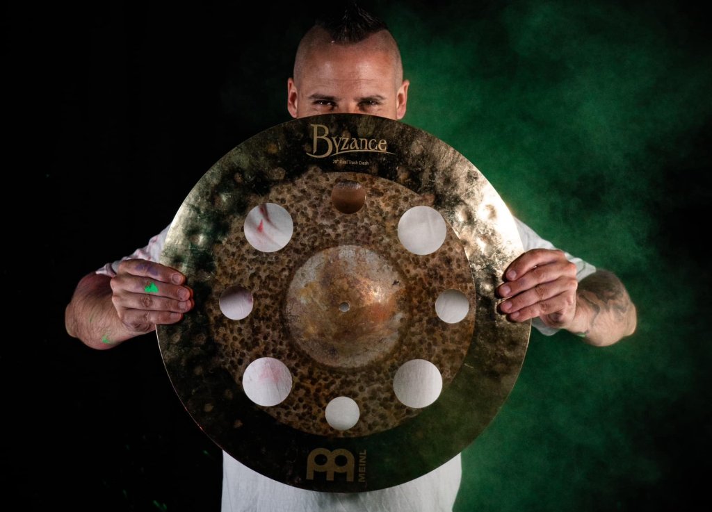 Το THEATRE OF THE NO φιλοξενεί στη σκηνή του τον Ελβετό δεξιοτέχνη των κρουστών και κορυφαίο δημιουργό ηχοτοπίων Greg&nbsp;Turini