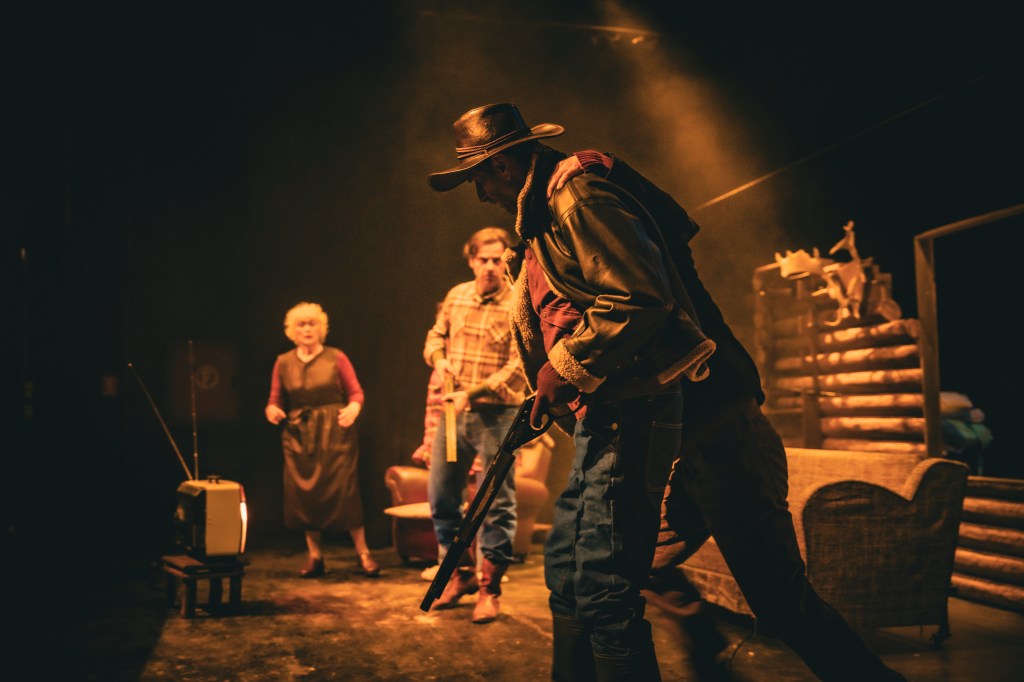 Νέες φωτογραφίες από την παράσταση «Το Ψέμα του Μυαλού» του Σαμ Σέπαρντ, σε σκηνοθεσία Ελένης Σκότη, στο Σύγχρονο&nbsp;Θέατρο