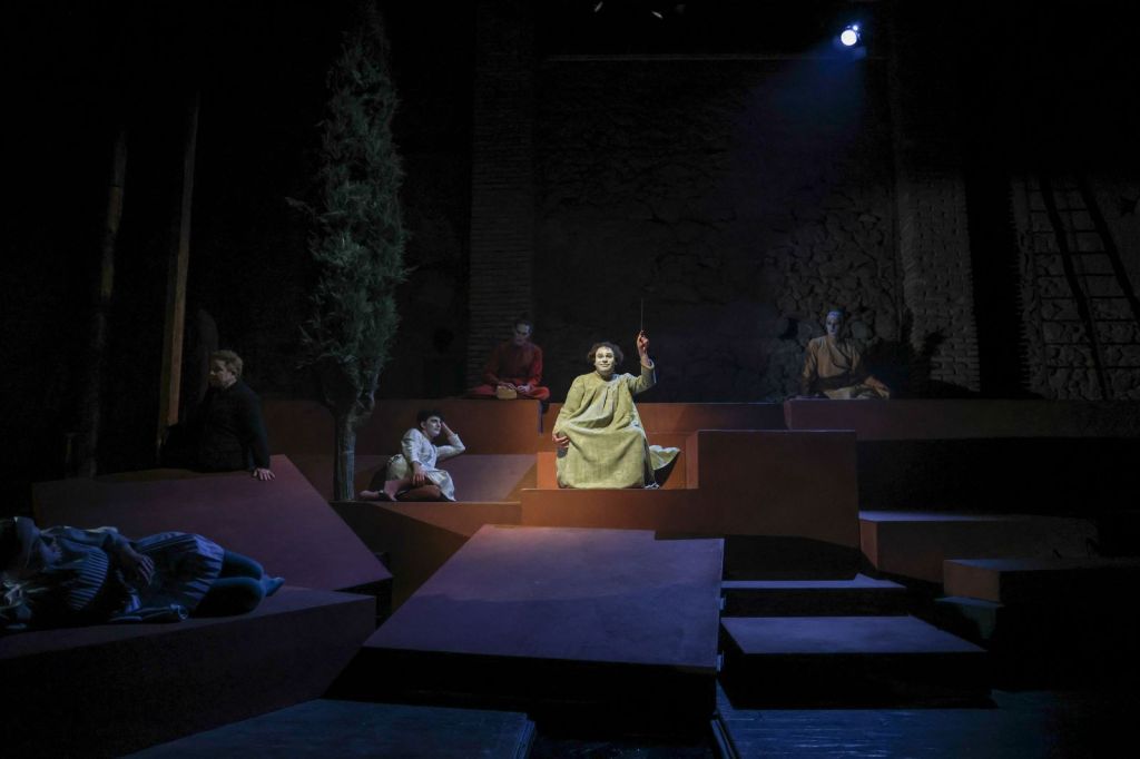 Παράταση παραστάσεων για το «Συμπόσιο» του Πλάτωνα, σε σκηνοθεσία Άννας Κοκκίνου, στο Θέατρο&nbsp;Σφενδόνη