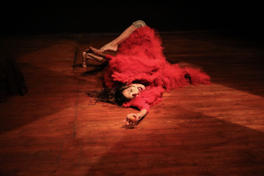 «Το Αποτύπωμα», μια χοροθεατρική εικαστική περφόρμανς, σε σύλληψη-σκηνοθεσία Φένιας Αποστόλου συνεχίζεται έως τις 7&nbsp;Μαρτίου