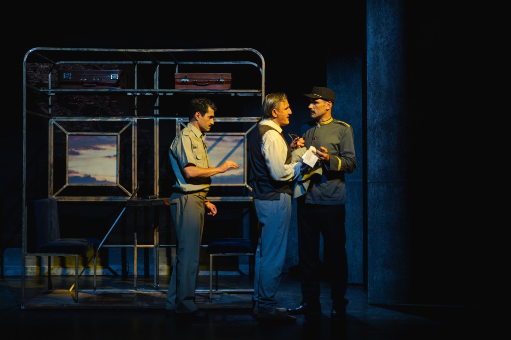 Τελευταίες παραστάσεις για το «Άρωμα Γυναίκας», σε σκηνοθεσία Κωνσταντίνου Ασπιώτη, στο Θέατρο&nbsp;Βρετάνια