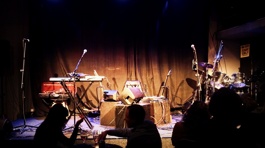 Το Theatre of the NO συνεχίζει δυναμικά τη στήριξη νέων και ανερχόμενων μουσικών δημιουργών της πόλης με το 3ο Open Mic Challenge / New Talents Music Nights