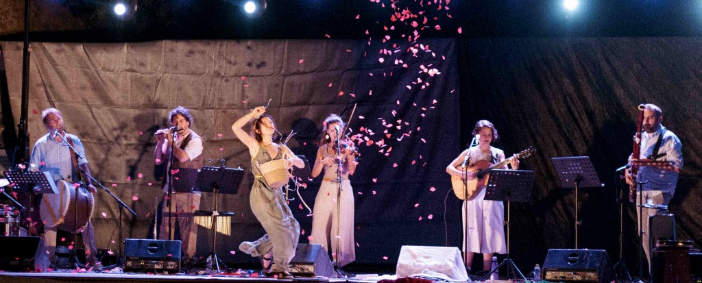 Η Alcedo Folk Band ανεβαίνει στη σκηνή του Myrtillo Cafe με την παράσταση «Τα λουλούδια μαρτυρούν» για τέσσερις μόνο ξεχωριστές και ιδιαίτερες εμφανίσεις
