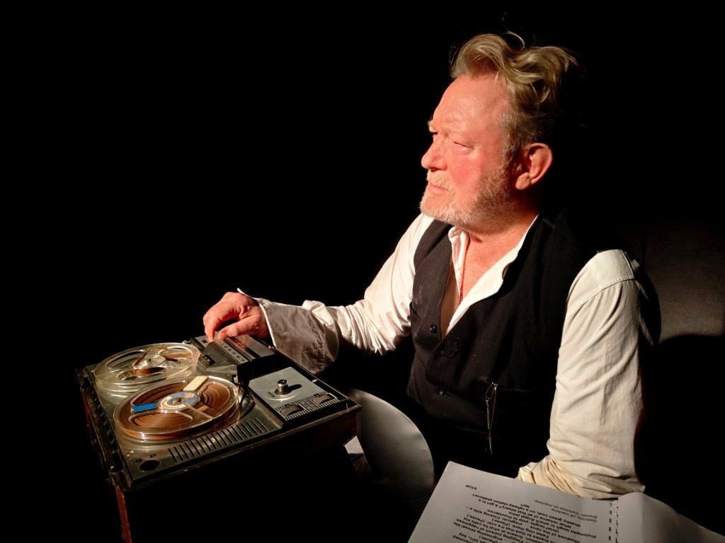 Το THEATRE OF THE NO παρουσιάζει το εμβληματικό μονόπρακτο του Σάμουελ Μπέκετ «Η Τελευταία Μαγνητοταινία του Κραπ», ένα από τα πιο βαθιά και συγκινητικά έργα του σύγχρονου&nbsp;θεάτρου