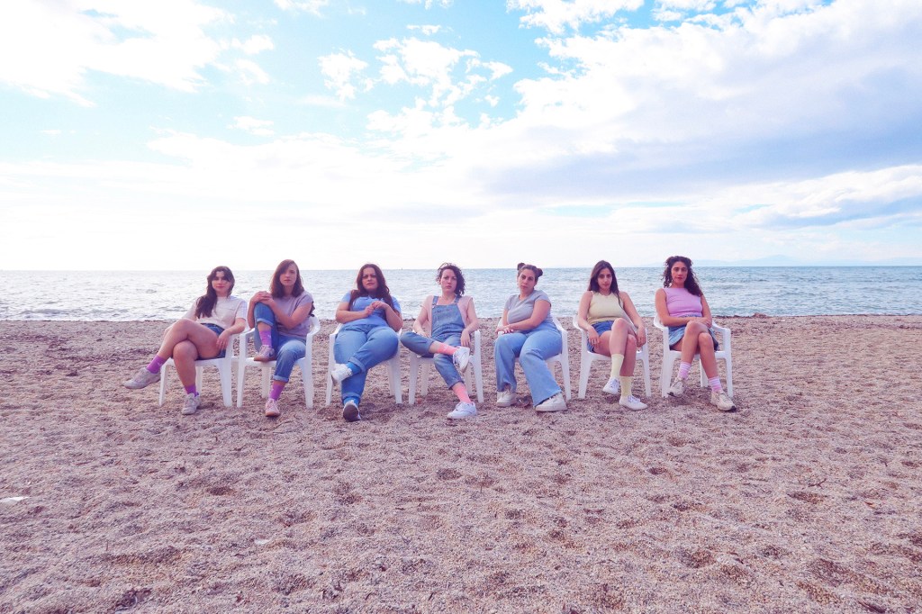 Μετά τη θερμή ανταπόκριση του κοινού και την επιτυχημένη περσινή της πορεία, η παράσταση «Πάρανταϊζ – Η αίθουσα κλιματίζεται» επιστρέφει για δεύτερη χρονιά στο Θεάτρο 104