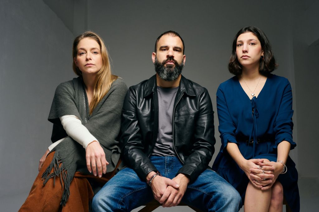 «Τα κορίτσια δεν πρέπει να παίζουν ποδόσφαιρο» της Μάρτα Μπουτσάκα, σε σκηνοθεσία Αποστόλη Ψαρρού, στο Θέατρο Μικρός Κεραμεικός