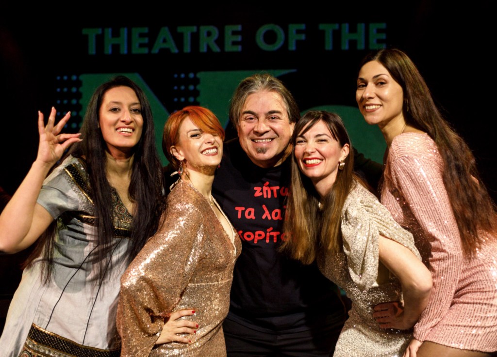 H θρυλική μουσικοθεατρική παράσταση «ΖΗΤΩ τα λαϊκά κορίτσια!», με τον Παντελή Αμπαζή και τη μπάντα Ανωτάτη Ζαμπετική, επιστρέφει στη σκηνή μετά από σχεδόν δέκα χρόνια