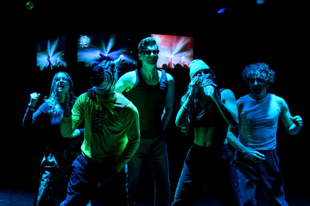 Συνεχίζεται και μετά το Πάσχα, λόγω επιτυχίας, η παράσταση «Απόψε κανείς δεν πεθαίνει» Σεξ–Βία–Εξουσία–Πίστη–Αγάπη, 
για 12 ακόμη&nbsp;παραστάσεις